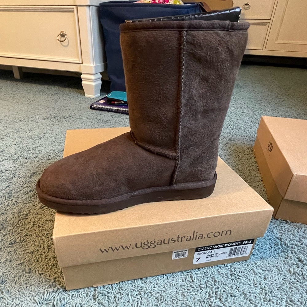 Womens Ugg boots, style: Classic, size:7